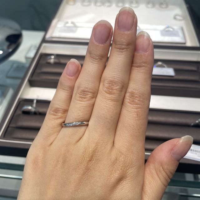 【アイプリモ(I-PRIMO)の口コミ】 プラチナにダイヤモンドが斜めに流れるように入っている王道のデザインを…