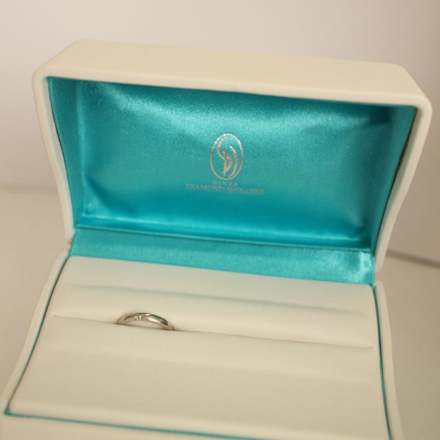 【銀座ダイヤモンドシライシの口コミ】 シンプルで細身なところが大変気に入りました。

ダイヤが少しちりばめら…