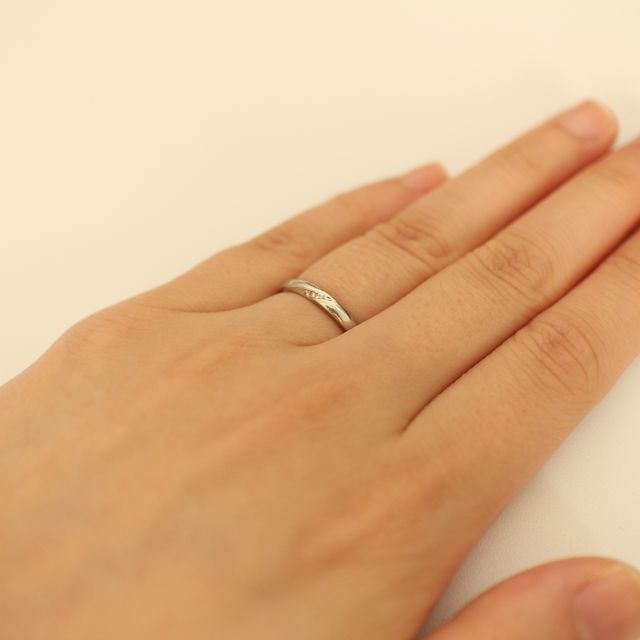 【銀座ダイヤモンドシライシの口コミ】 シンプルで細身なところが大変気に入りました。

ダイヤが少しちりばめら…