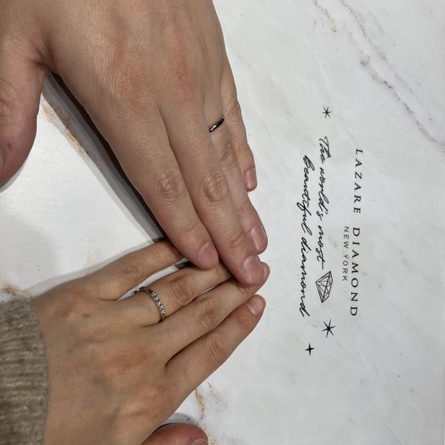 【ラザール ダイヤモンド(LAZARE DIAMOND)の口コミ】 ダイヤがどこからみてもキラキラ光っていて、そこに感動しました。
指輪の…