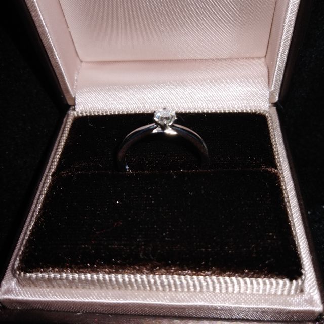 【アイプリモ(I-PRIMO)の口コミ】 指輪言葉もロマンチックで、婚約指輪にはピッタリで、ダイヤモンドが世界…