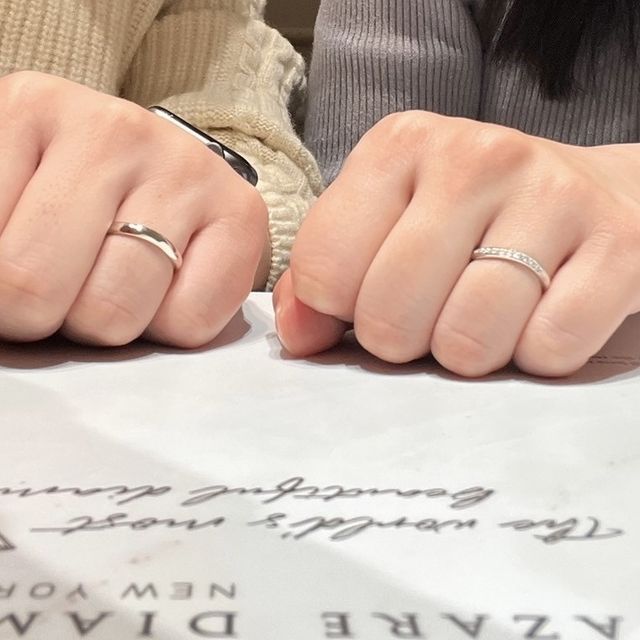 【ラザール ダイヤモンド(LAZARE DIAMOND)の口コミ】 デランシーはウェーブのデザインですがストレートの婚約指輪とも相性が良…