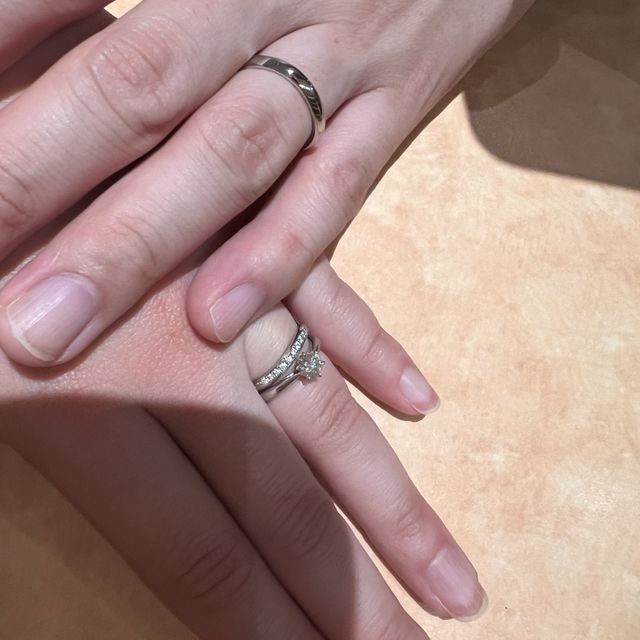 【ラザール ダイヤモンド(LAZARE DIAMOND)の口コミ】 デランシーはウェーブのデザインですがストレートの婚約指輪とも相性が良…