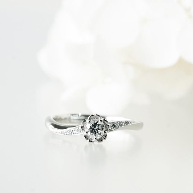 【renri(レンリ)の口コミ】 ダイヤモンドの周りに花柄の模様を付けることで全体的に可愛らしい雰囲気…