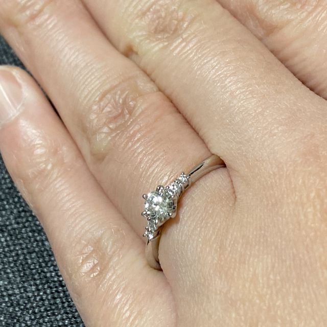 【アイプリモ(I-PRIMO)の口コミ】 センターのダイヤモンドと、サイドに２つずつ石が付いてあるので、ダイヤ…