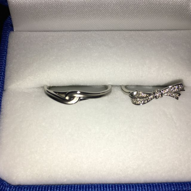 【GALA JEWELRY(ガラジュエリー)の口コミ】 リボンが好きなのと  男性のデザインが個性的で主人が気に入ったので、ペ…