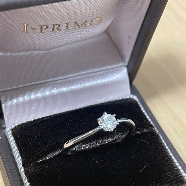 【アイプリモ(I-PRIMO)の口コミ】 エッジの効いたウェーブラインで指を細く見せてくれます。リングが太すぎ…