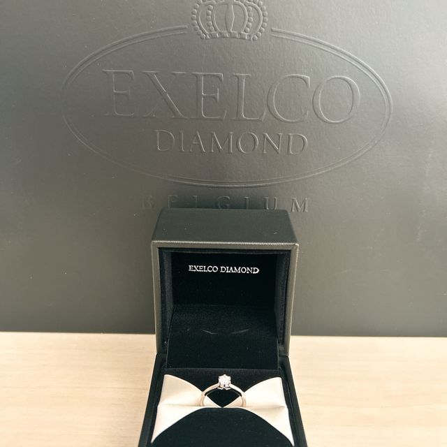 【エクセルコダイヤモンド(EXELCO DIAMOND)の口コミ】 婚約指輪はシンプルなソリティアの中から、真ん中のダイヤモンドと指が美…