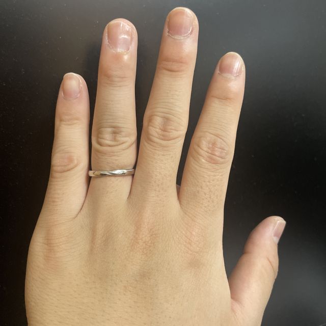 【エクセルコダイヤモンド(EXELCO DIAMOND)の口コミ】 太さがポイント
指も太いので細いと似合わないと思い太いのにしました。
…