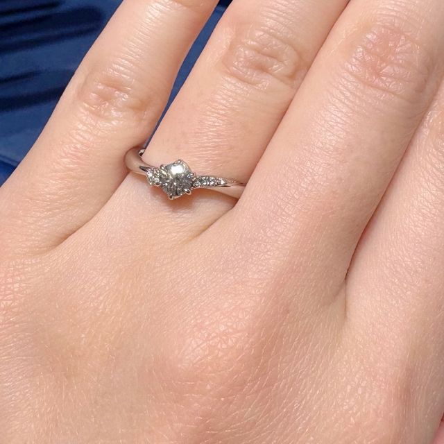 【銀座ダイヤモンドシライシの口コミ】 デザインが気に入り、試着させてもらいました。左右非対称なところがおし…