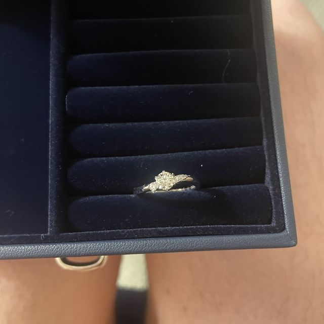 【銀座ダイヤモンドシライシの口コミ】 ダイヤモンドの隣に小さな石がついており、ダイヤモンドが大きく見せるこ…