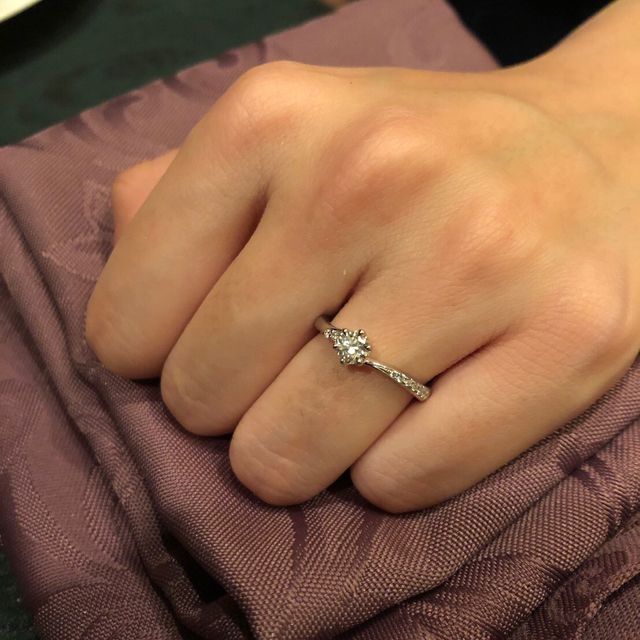 【アイプリモ(I-PRIMO)の口コミ】 ダイヤの輝きも遠くからでも目立つくらい綺麗で、着け心地もよいです。デ…