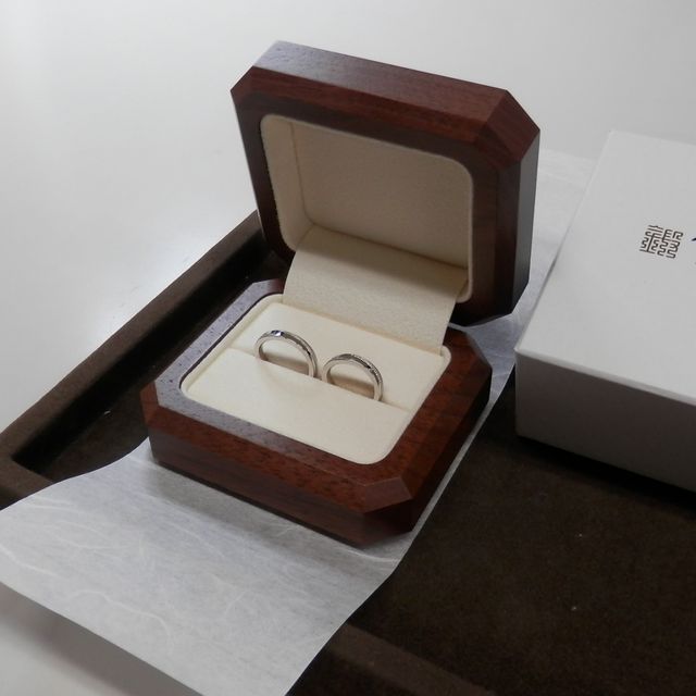 【TANZO.(鍛造指輪)の口コミ】 夫が選んでくれた婚約指輪と重ね付けができるように、婚約指輪に合わせた…