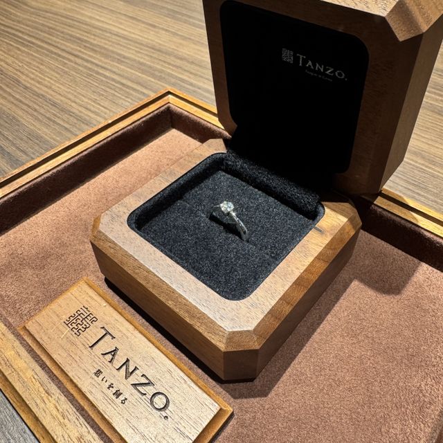 【TANZO.(鍛造指輪)の口コミ】 シンプルで、持ち込みの石を上手く活かしてくれたデザイン。とてもシンプ…