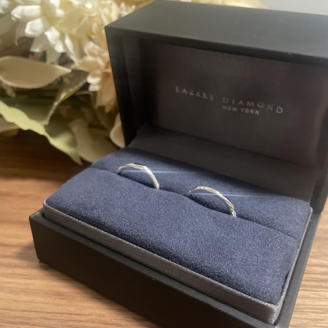 【ラザール ダイヤモンド(LAZARE DIAMOND)の口コミ】 ショアのウェーブデザインが着用した時に指が綺麗に見える、かつダイアモ…