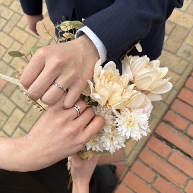 【ラザール ダイヤモンド(LAZARE DIAMOND)の口コミ】 ショアのウェーブデザインが着用した時に指が綺麗に見える、かつダイアモ…