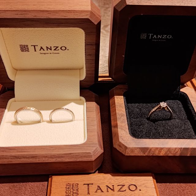 【TANZO.(鍛造指輪)の口コミ】 結婚指輪については、繊細なミル打ちと、それぞれの好みと肌の色に合った…