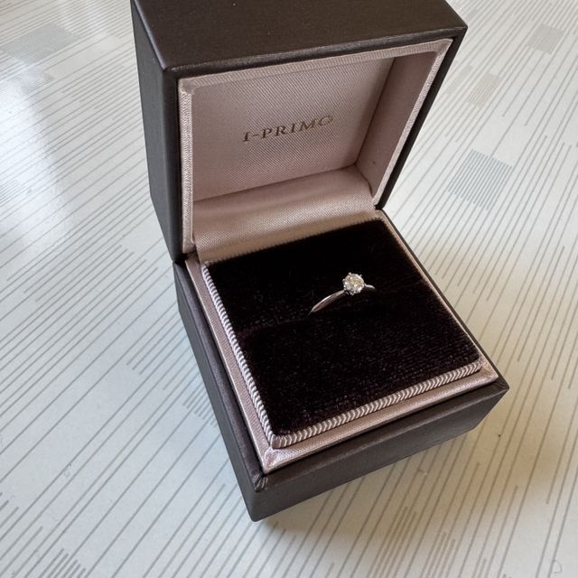 【アイプリモ(I-PRIMO)の口コミ】 まずデザインは彼女に選んでもらいました。シンプルなデザインで綺麗に見…