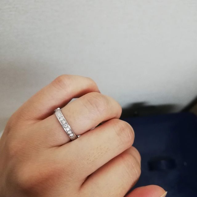 【ハリー・ウィンストン(Harry Winston)の口コミ】 この指はハーフエタニティですが、全てにダイヤが入っているわけではなく…