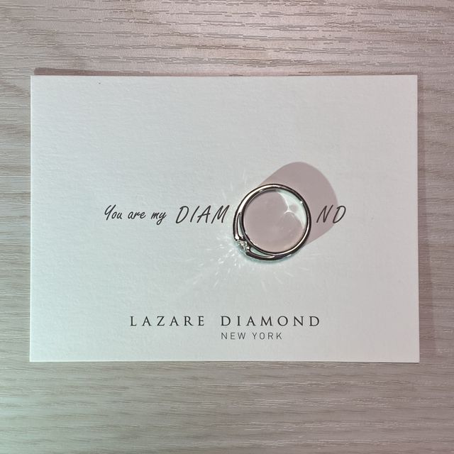 【ラザール ダイヤモンド(LAZARE DIAMOND)の口コミ】 ラザールダイヤモンドにしかない唯一無二のデザインです。爪がないので真…