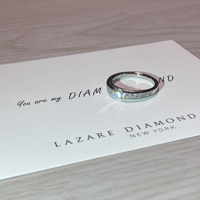 【ラザール ダイヤモンド(LAZARE DIAMOND)の口コミ】 ラザールダイヤモンドにしかない唯一無二のデザインです。爪がないので真…