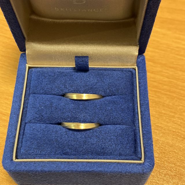 【BRILLIANCE+(ブリリアンスプラス)の口コミ】 ゴールの色みにマットな質感で肌馴染みがよく、普段着る洋服や身につける…