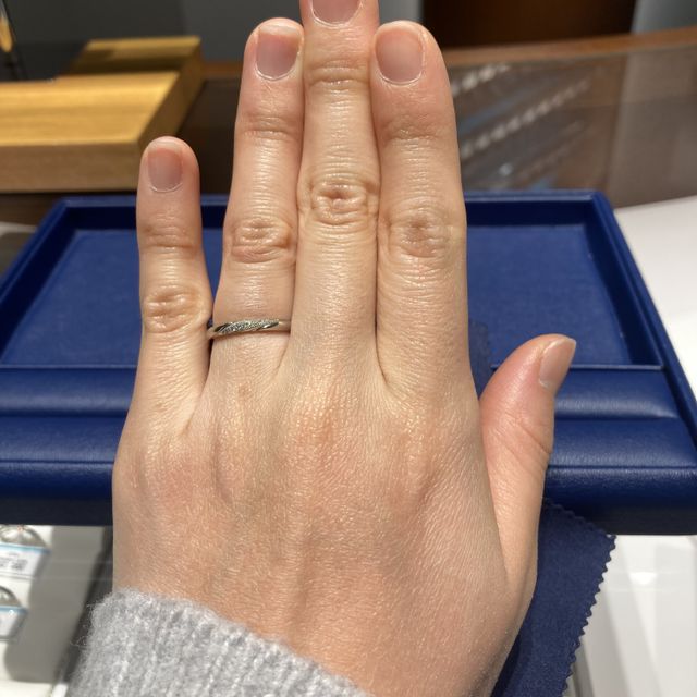 【エクセルコダイヤモンド(EXELCO DIAMOND)の口コミ】 プラチナ素材で緩やかなウェーブのデザインが良かったことと、ダイヤモン…