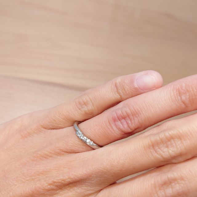 【銀座ダイヤモンドシライシの口コミ】 　デザインがシンプルで飽きが来ないです。デザインが気に入り試着。ダイ…