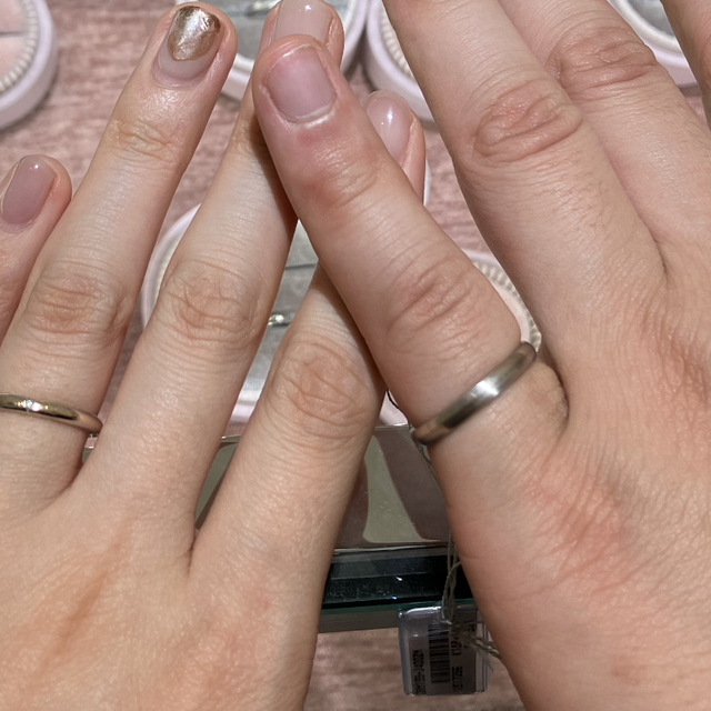 【TOMOE(トモエ)の口コミ】 手にすごく馴染んでいました。ストレートなので婚約指輪との相性もいいで…
