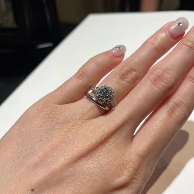 【ヴァン クリーフ＆アーペル(Van Cleef & Arpels)の口コミ】 デザイン性がとても高く、真ん中のダイヤを支えているデザインが特徴的で…