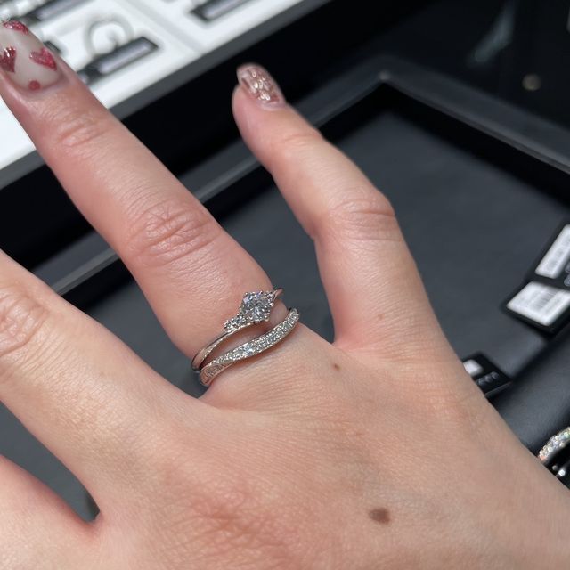 【ラザール ダイヤモンド(LAZARE DIAMOND)の口コミ】 ここしかこのデザインがなく、加工も難しいようです。
スパッと切られてい…