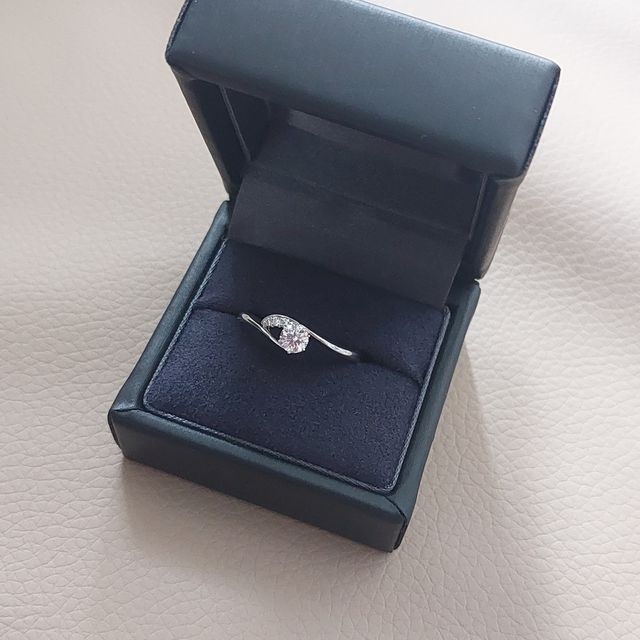 【ラザール ダイヤモンド(LAZARE DIAMOND)の口コミ】 一般的なダイヤが1つ大きくメインになっているようなデザインではなく、流…