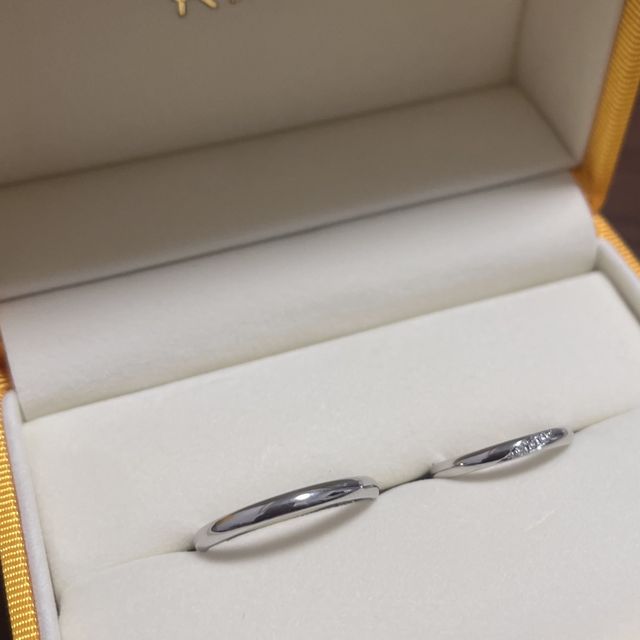 【ケイウノ ブライダル(K.UNO BRIDAL)の口コミ】 裏側にペットの刻印を入れたいという条件で指輪探しをしていました。
プロ…