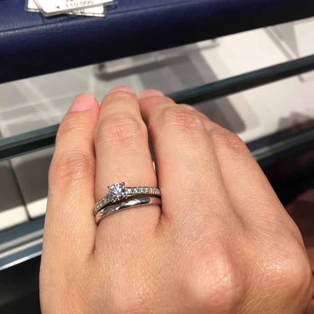 【銀座ダイヤモンドシライシの口コミ】 スタイリッシュなデザインで指にフィットしたのが決め手になりました。ま…
