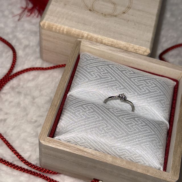 【TOMOE(トモエ)の口コミ】 和のテイストでとてもエレガントになっています。
指輪1つ1つに花言葉があ…