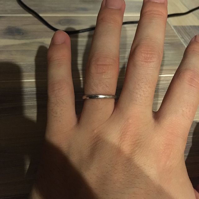 【4℃ BRIDAL(ヨンドシーブライダル)の口コミ】 極力シンプルに、細くキレイなリングを探しており、その中でも微妙に曲線…