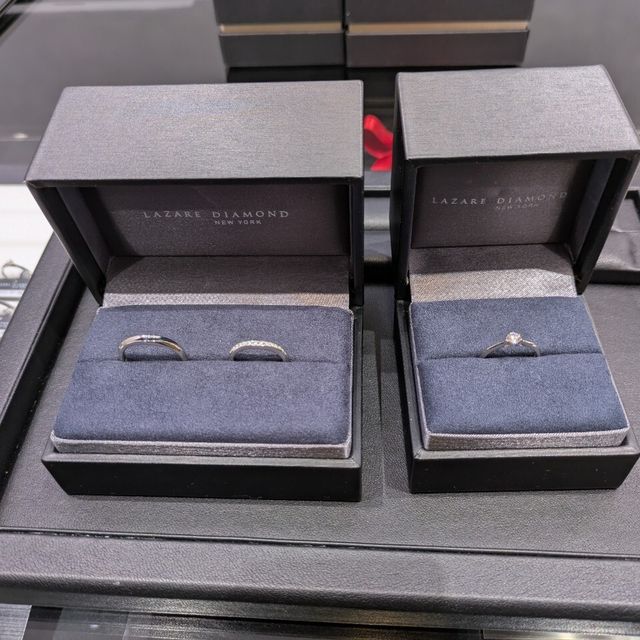 【ラザール ダイヤモンド(LAZARE DIAMOND)の口コミ】 婚約指輪と結婚指輪を重ね付けをする前提で指輪を選びに行きました。さま…