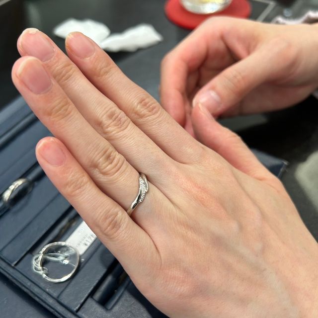 【GRACIS(グラシス)の口コミ】 萬時というブランドの響鳴というリングを試着しました。
デザインがあまり…