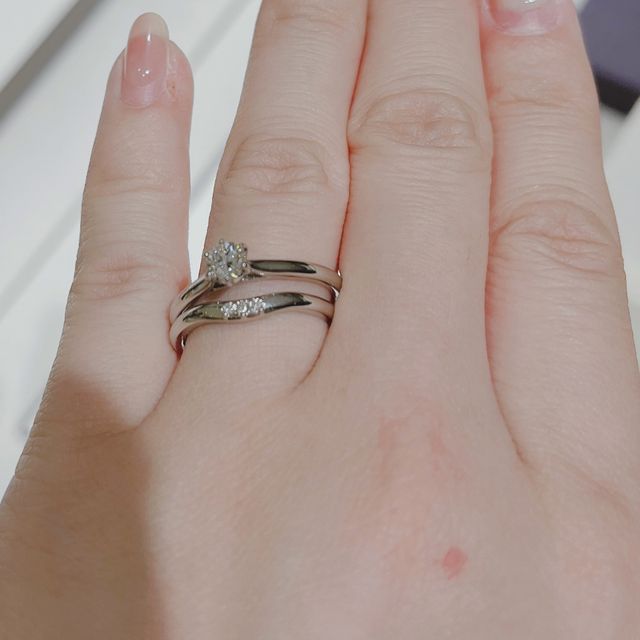【俄(にわか)の口コミ】 細身で可憐な形が可愛く気に入ったためです。結婚指輪はu字型になっている…