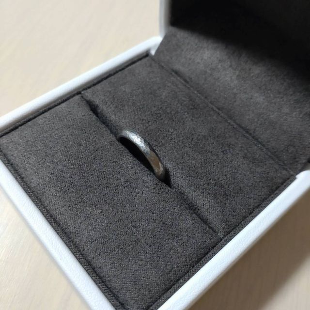 【One&Only(ワンアンドオンリー)の口コミ】 ツルツルの素材だと傷が目立つので、最初からボコボコとなっている槌目の…