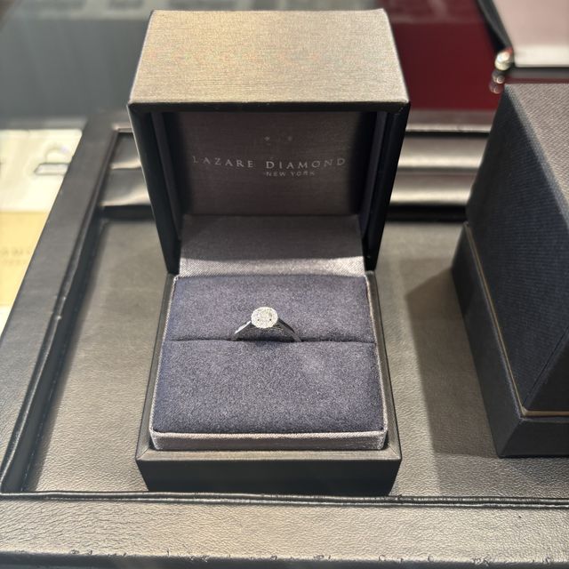 【ラザール ダイヤモンド(LAZARE DIAMOND)の口コミ】 シンプル派の彼とキラキラ好きの彼女で指輪選びに大変苦労しましたが、こ…