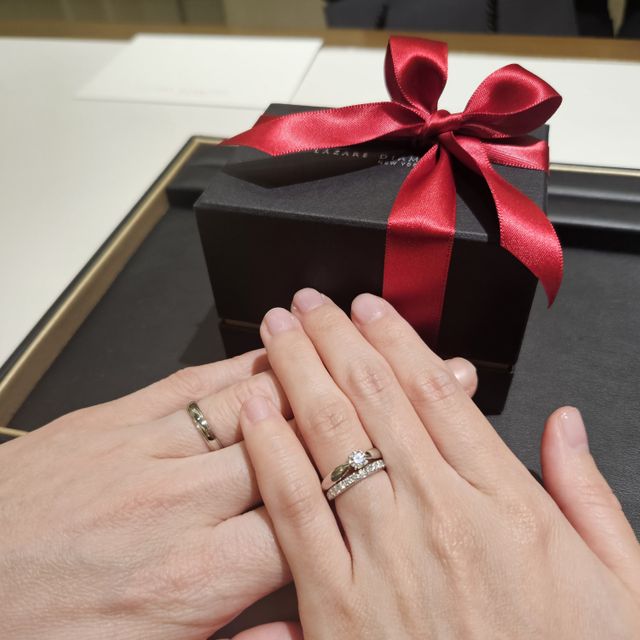 【ラザール ダイヤモンド(LAZARE DIAMOND)の口コミ】 こちらの指輪はひとめぼれでしたが、他のブランドにはなかなかない素敵な…