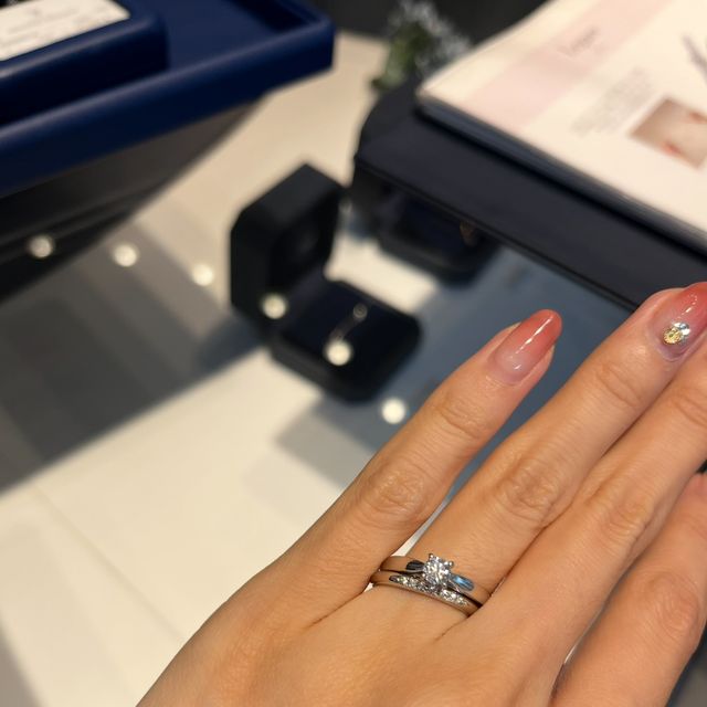 【銀座ダイヤモンドシライシの口コミ】 ダイヤは７つ。大きすぎず小さすぎず、ほどよい普段使いにふさわしいデザ…