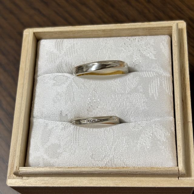 【杢目金屋(もくめがねや)の口コミ】 木目は一つ一つ手作りで同じものがないということ、同じ金属から2人の指輪…