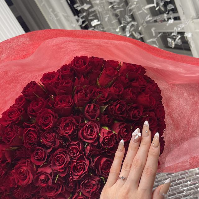 【アイプリモ(I-PRIMO)の口コミ】 デザインが綺麗がずっとていられる婚約指輪です。
シンプルに1つのダイヤ…