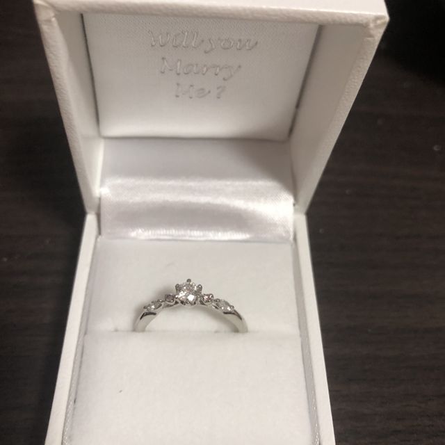 【LEGAN(レガン)の口コミ】 ダイヤモンドの横にピンクダイヤモンドが２つあり、色の濃さを相談しなが…