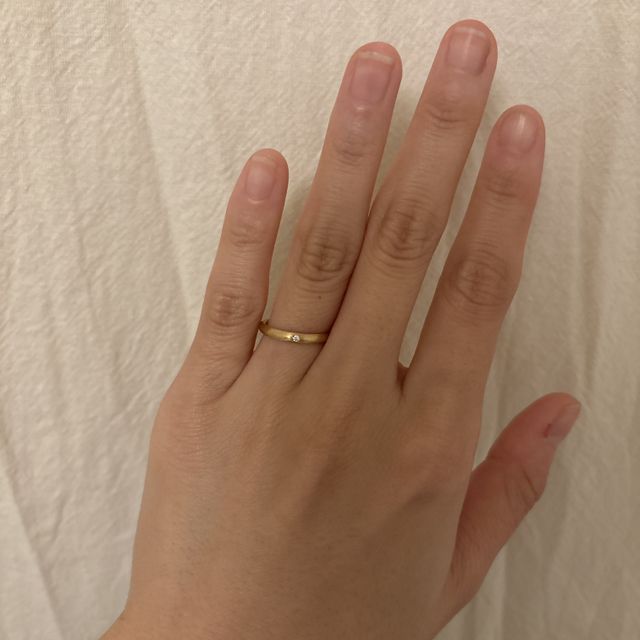 【ケイウノ ブライダル(K.UNO BRIDAL)の口コミ】 マット素材でシンプルなデザインの中に1粒のダイヤが入っているデザインが…