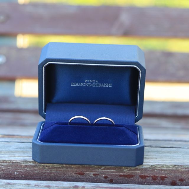 【銀座ダイヤモンドシライシの口コミ】 シンプルなデザインの結婚指輪で婚約指輪との相性もすごくいいです。シン…