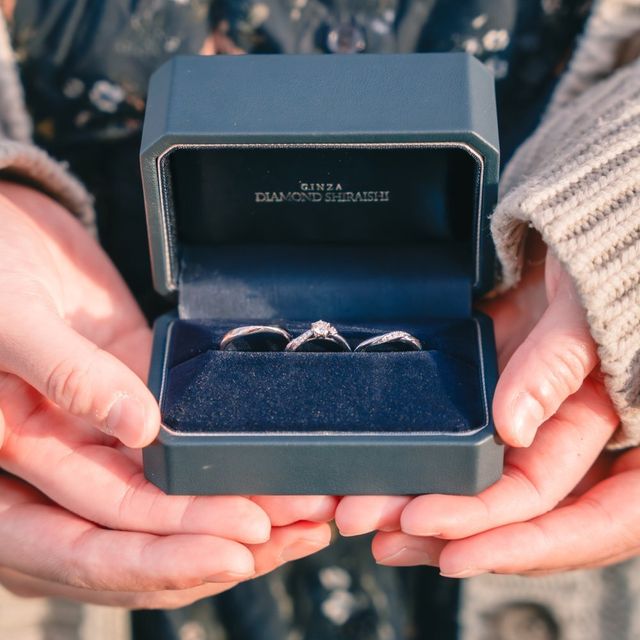 【銀座ダイヤモンドシライシの口コミ】 少しねじれたデザインで、太めの指でも綺麗に見える素敵なデザイン！婚約…