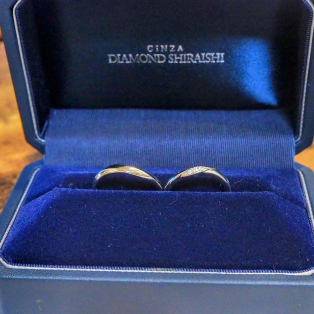 【銀座ダイヤモンドシライシの口コミ】 少しねじれたデザインで、太めの指でも綺麗に見える素敵なデザイン！婚約…